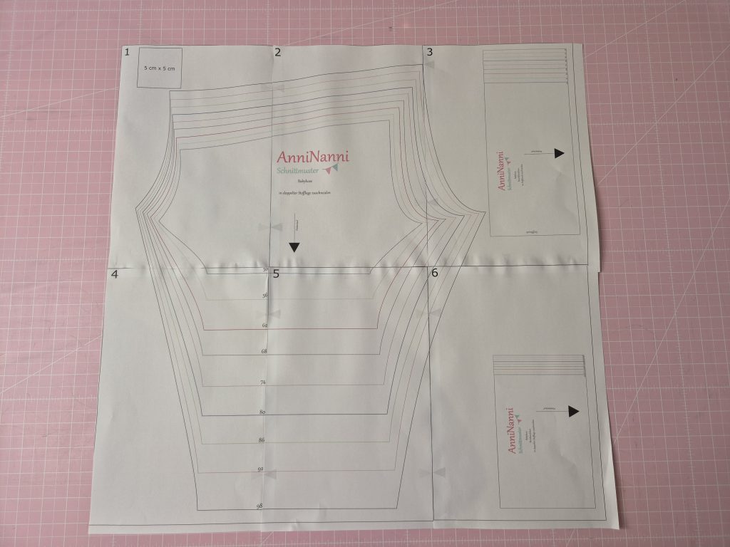 Zusammengeklebter Schnittbogen eines PDF Schnittmusters mit korrekt ausgerichteten Passmarken