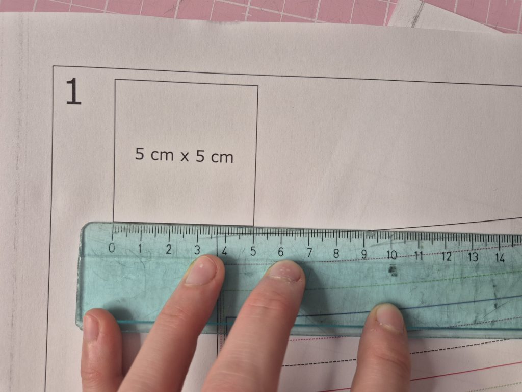 Kontrollquadrat eines PDF Schnittmusters mit Lineal messen, um die richtige Druckgröße zu prüfen