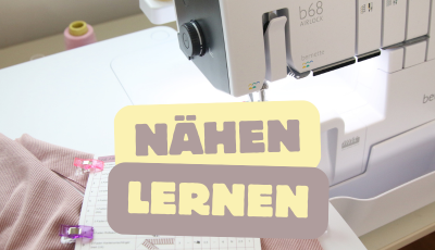 Schnittmuster, Stoff und Maßband auf einem hellen Tisch – Start eines Nähprojekts zum Nähen lernen
